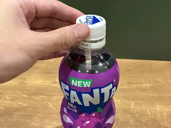 子供の「ストロー取って」がなくなる！　ペットボトルにストローが落ちない『逆さ差し』テク