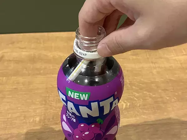 子供の「ストロー取って」がなくなる！　ペットボトルにストローが落ちない『逆さ差し』テク