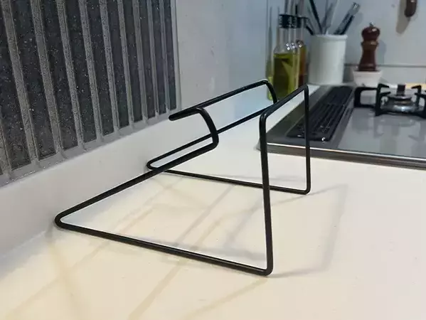『ダイソー』のワイヤースタンドをキッチンで使ったら　まな板も蓋も定位置ができた