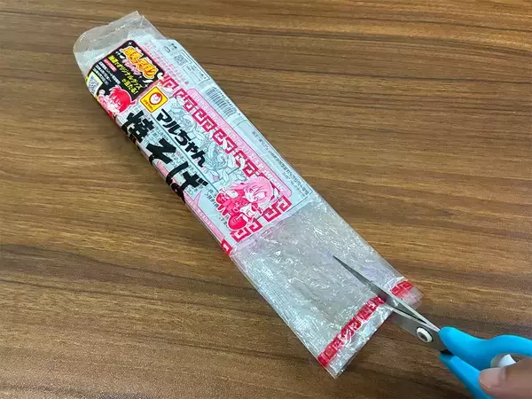 焼きそば袋が『取っ手つきゴミ袋』になる！　8cm切るだけの簡単な方法