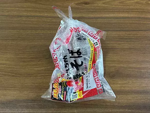 焼きそば袋が『取っ手つきゴミ袋』になる！　8cm切るだけの簡単な方法