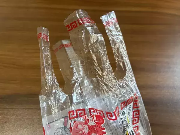 焼きそば袋が『取っ手つきゴミ袋』になる！　8cm切るだけの簡単な方法