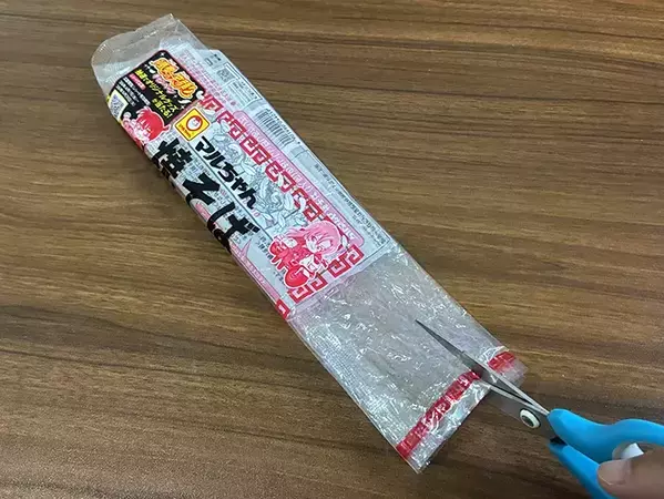 焼きそば袋が『取っ手つきゴミ袋』になる！　8cm切るだけの簡単な方法