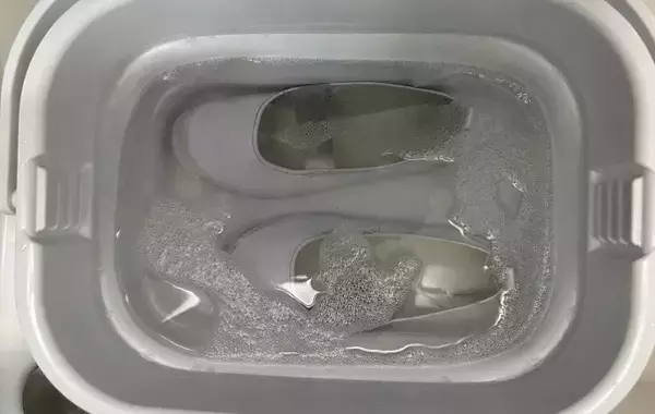 衣類と子供の上履き、一緒に洗うとやっぱり汚い？　洗濯のプロが回答