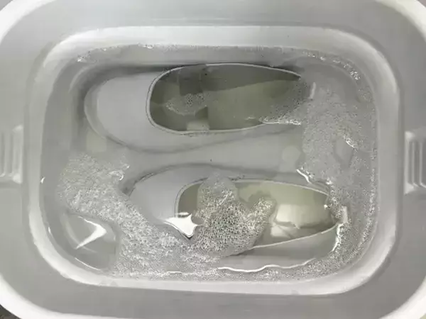 衣類と子供の上履き、一緒に洗うとやっぱり汚い？　洗濯のプロが回答