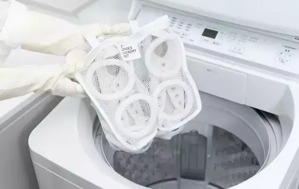 衣類と子供の上履き、一緒に洗うとやっぱり汚い？　洗濯のプロが回答