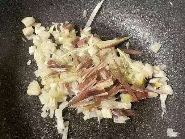 細かく刻んで炒めるだけ！ 定番の『薬味』をチャーハンに入れてみたら「食べやすい」