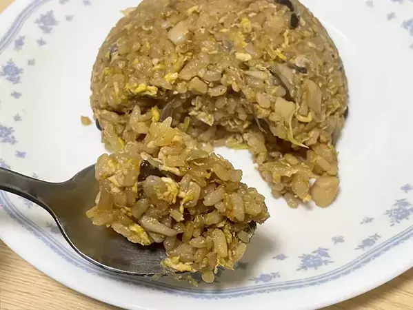 細かく刻んで炒めるだけ！ 定番の『薬味』をチャーハンに入れてみたら「食べやすい」