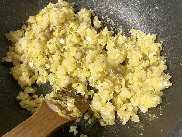 細かく刻んで炒めるだけ！ 定番の『薬味』をチャーハンに入れてみたら「食べやすい」