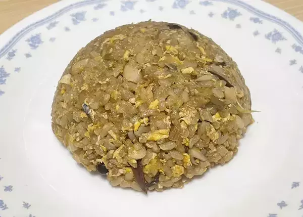 細かく刻んで炒めるだけ！ 定番の『薬味』をチャーハンに入れてみたら「食べやすい」