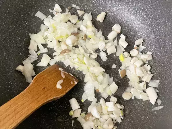 細かく刻んで炒めるだけ！ 定番の『薬味』をチャーハンに入れてみたら「食べやすい」