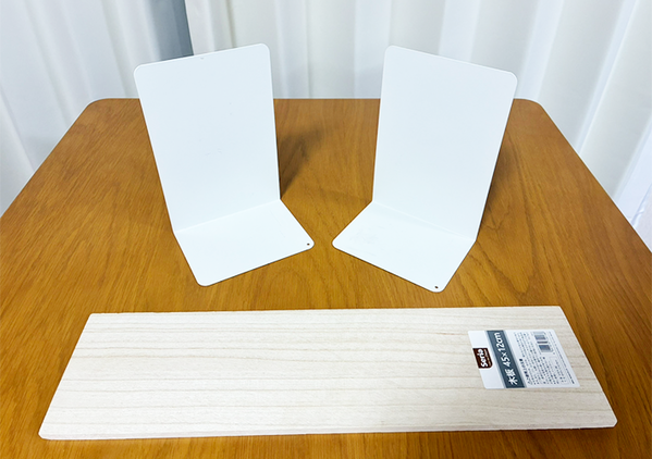 『100均の木板』にブックエンドを貼ったら「物がスッキリ片づいた！」　3分でできる簡単DIYがこちら