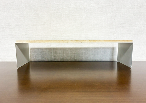『100均の木板』にブックエンドを貼ったら「物がスッキリ片づいた！」　3分でできる簡単DIYがこちら