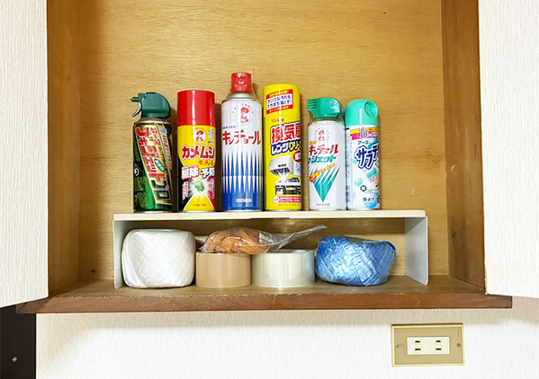『100均の木板』にブックエンドを貼ったら「物がスッキリ片づいた！」　3分でできる簡単DIYがこちら