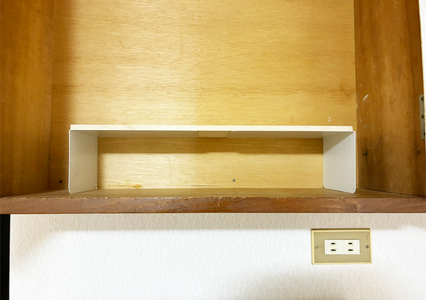 『100均の木板』にブックエンドを貼ったら「物がスッキリ片づいた！」　3分でできる簡単DIYがこちら
