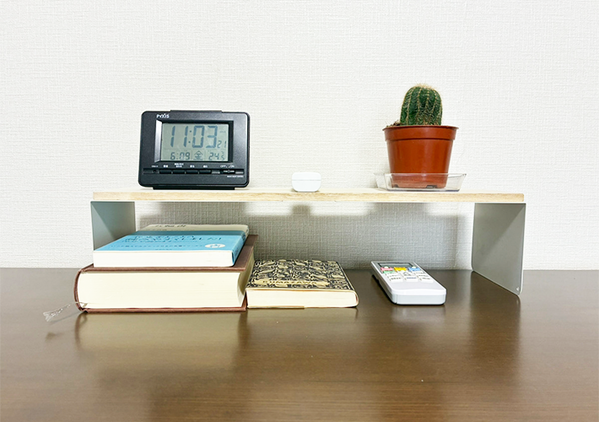 『100均の木板』にブックエンドを貼ったら「物がスッキリ片づいた！」　3分でできる簡単DIYがこちら
