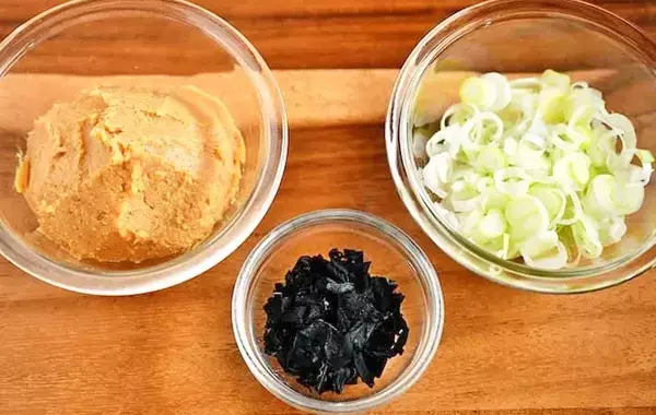 味噌を製氷皿に詰めるだけ！　管理栄養士が試した保存テクに「1人分にピッタリ」