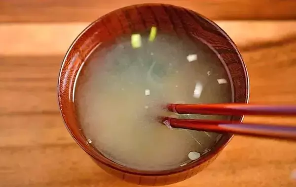 味噌を製氷皿に詰めるだけ！　管理栄養士が試した保存テクに「1人分にピッタリ」