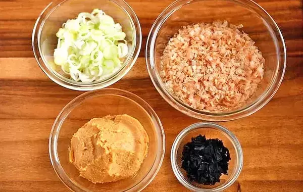 味噌を製氷皿に詰めるだけ！　管理栄養士が試した保存テクに「1人分にピッタリ」