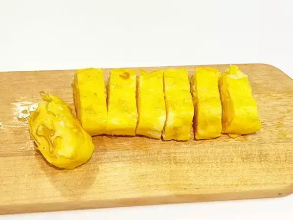 「おかわりないの？」玉子焼きを食べたら、モチっ！　新食感の正体は、ちぎって入れた透明の…？