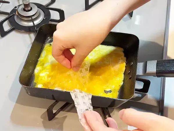 「おかわりないの？」玉子焼きを食べたら、モチっ！　新食感の正体は、ちぎって入れた透明の…？