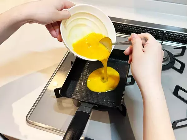 「おかわりないの？」玉子焼きを食べたら、モチっ！　新食感の正体は、ちぎって入れた透明の…？