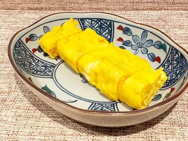 「おかわりないの？」玉子焼きを食べたら、モチっ！　新食感の正体は、ちぎって入れた透明の…？