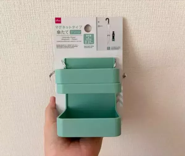 ダイソー『傘立て』を冷蔵庫にペタッ！　調味料の置き場所不足が解消してスッキリすっきり片づいた
