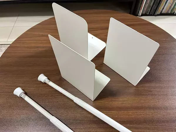 つっぱり棒とブックエンドで洗面台下がスッキリ！　2種類を組み合わせる簡単収納術