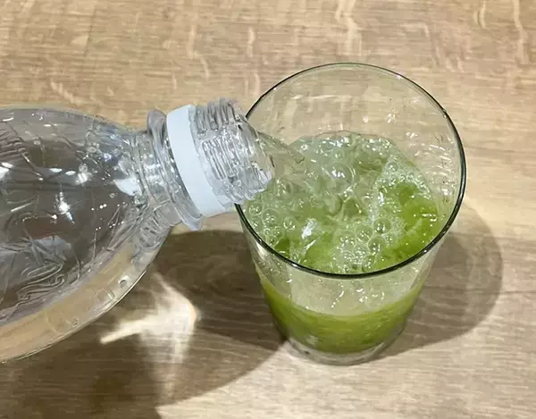 抹茶に炭酸、さらに大さじ1杯加えたのは…　意外な組み合わせに「癖になる」「ぐびぐびいける」