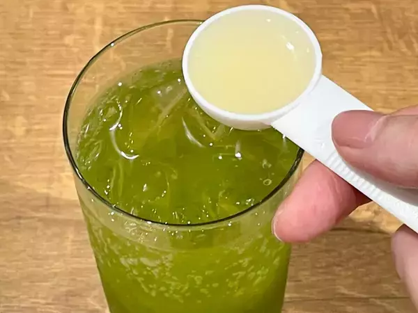 抹茶に炭酸、さらに大さじ1杯加えたのは…　意外な組み合わせに「癖になる」「ぐびぐびいける」
