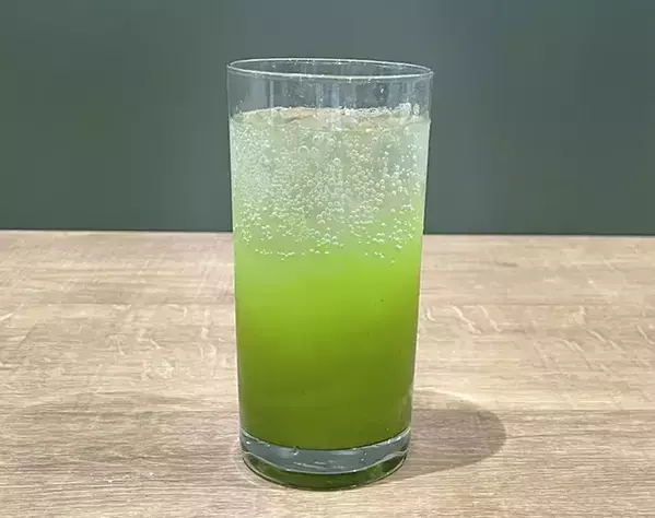 抹茶に炭酸、さらに大さじ1杯加えたのは…　意外な組み合わせに「癖になる」「ぐびぐびいける」