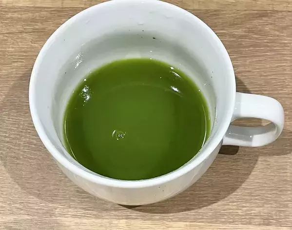 抹茶に炭酸、さらに大さじ1杯加えたのは…　意外な組み合わせに「癖になる」「ぐびぐびいける」