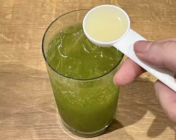 抹茶に炭酸、さらに大さじ1杯加えたのは…　意外な組み合わせに「癖になる」「ぐびぐびいける」