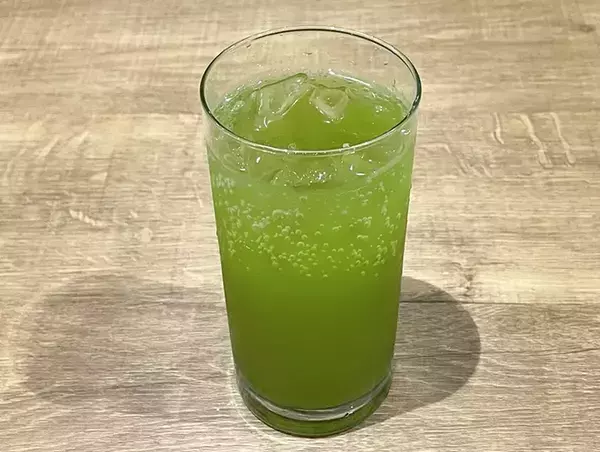 抹茶に炭酸、さらに大さじ1杯加えたのは…　意外な組み合わせに「癖になる」「ぐびぐびいける」