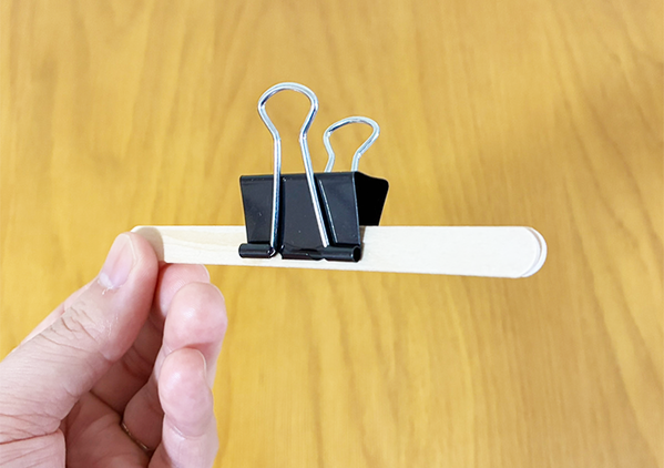 ダブルクリップに『アイスの棒』を接着すると？　3分で作れる“お役立ちグッズ”が、かなり有能！