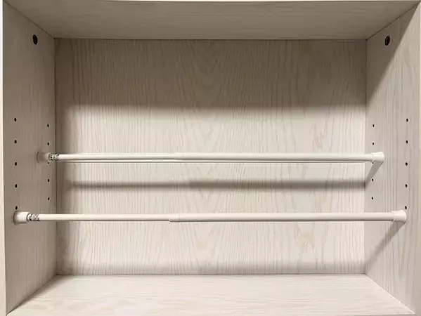 本棚につっぱり棒を『縦向き』に設置　収納に役立つアイディアが「安定感抜群」