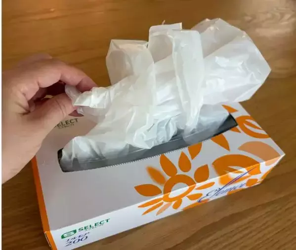 ティッシュの空き箱にビニール袋を連結させると…　ティッシュみたいに取り出せる収納に「試して感動」