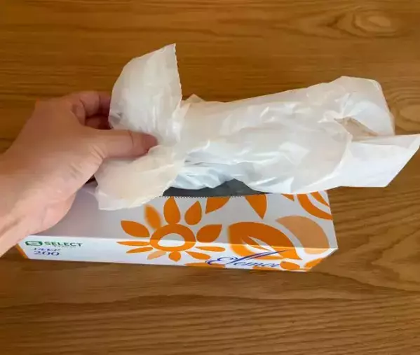 ティッシュの空き箱にビニール袋を連結させると…　ティッシュみたいに取り出せる収納に「試して感動」