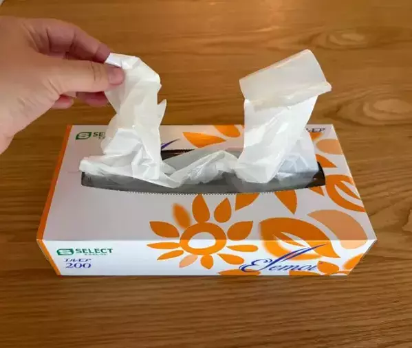 ティッシュの空き箱にビニール袋を連結させると…　ティッシュみたいに取り出せる収納に「試して感動」