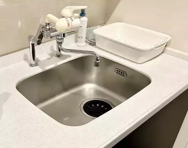 洗ったペットボトル、シンクで倒れてない？　セリアの吸着シートを壁に貼ったら「ピタッと解決」【活用法4選】