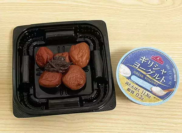 梅干しに『ヨーグルト』を大さじ2杯！　キュウリにつけてみたら…
