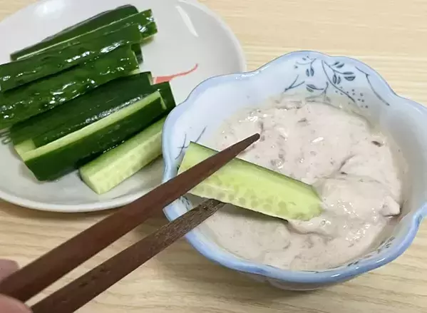 梅干しに『ヨーグルト』を大さじ2杯！　キュウリにつけてみたら…