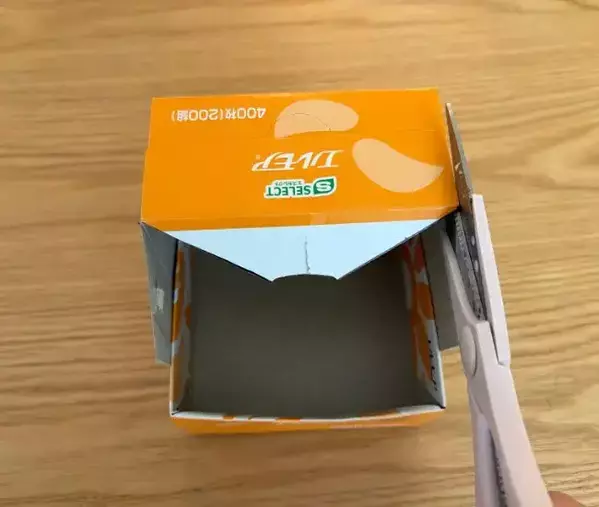 ティッシュの空き箱、折って貼り合わせると？　マンガ8冊が収まる『本立て』に早変わり！