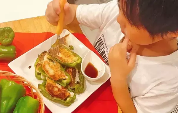 ピーマンに詰めたのは『肉だね』じゃなくて？　冷凍食品で作る「時短おかず」に子供が大喜び