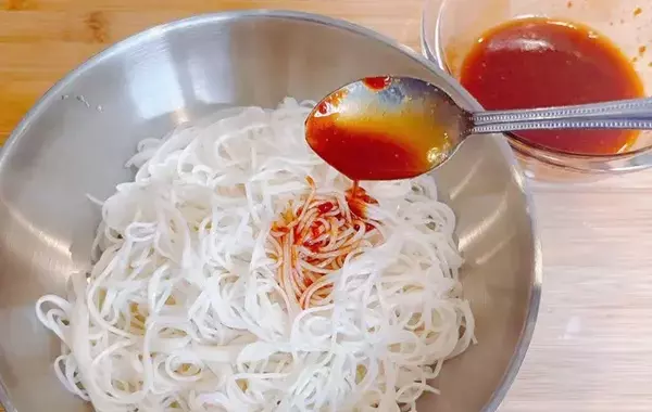 そうめんが『夏のガッツリ飯』に化ける！　無限にすすれるアレンジに「100gじゃ足りない」「夫婦であっという間に完食」
