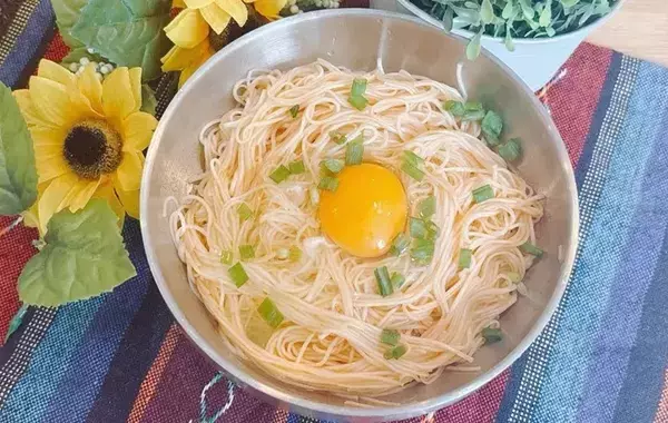 そうめんが『夏のガッツリ飯』に化ける！　無限にすすれるアレンジに「100gじゃ足りない」「夫婦であっという間に完食」