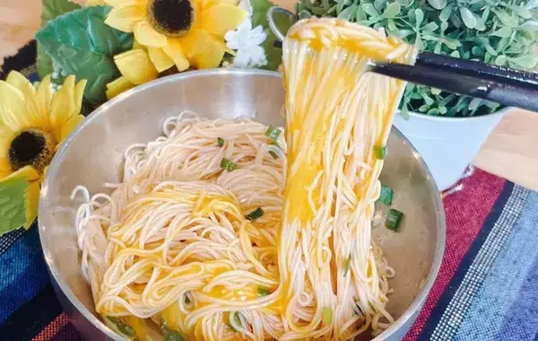 そうめんが『夏のガッツリ飯』に化ける！　無限にすすれるアレンジに「100gじゃ足りない」「夫婦であっという間に完食」