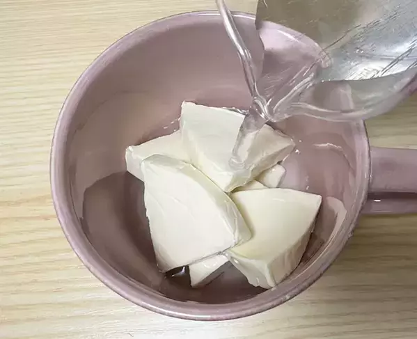 水と一緒に1個まるごとレンチン！　『チーズデザート6P』の冷凍スイーツを試してみた