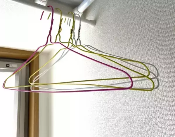針金ハンガーを下に引っ張ると…？　帽子の型崩れがこれで解決した！【再利用テク4選】